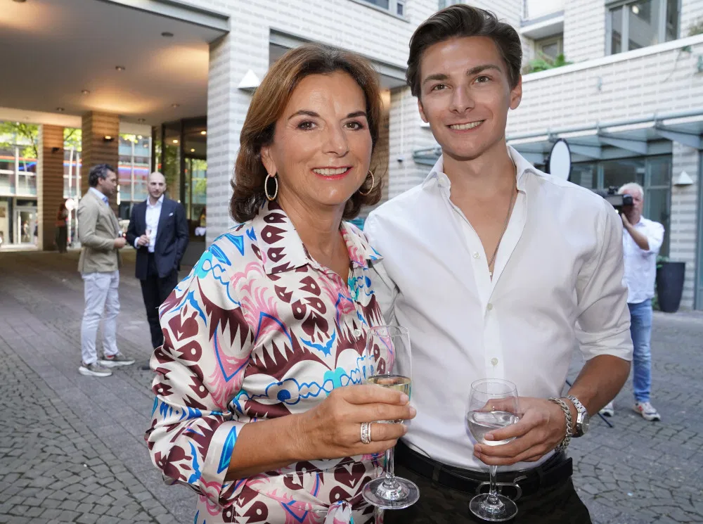 Claudia Obert Freund